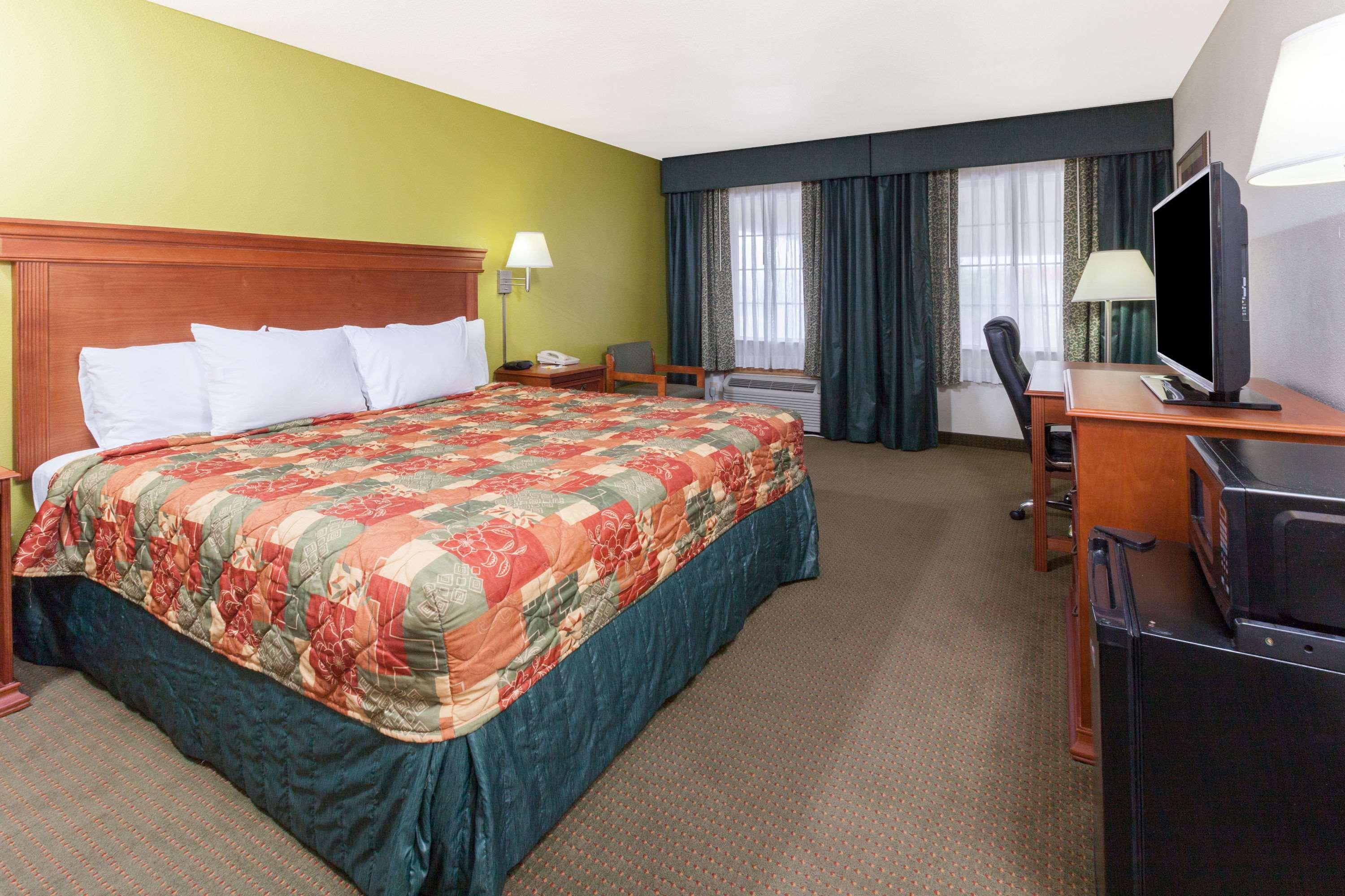 Days Inn By Wyndham Shawnee Exteriér fotografie